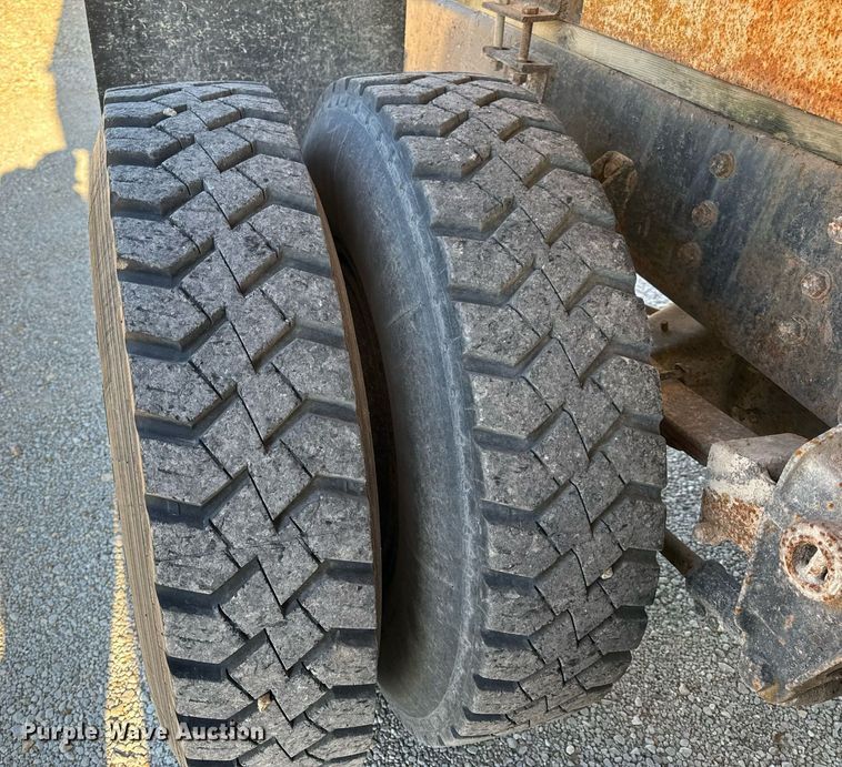 image for item EH6509 1986 International S2500 feed delivery truck