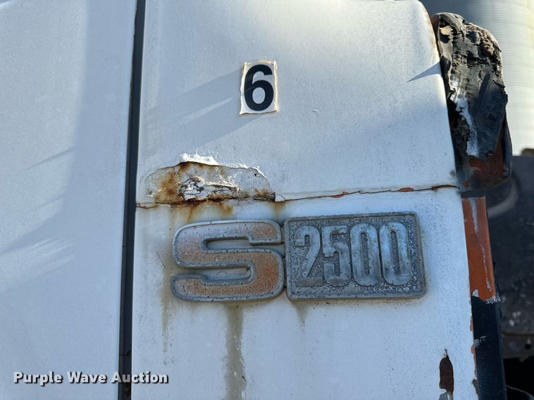 image for item EH6509 1986 International S2500 feed delivery truck