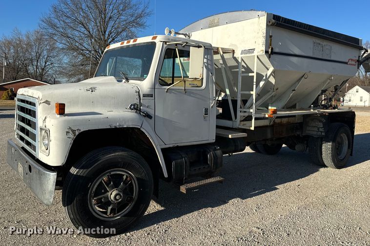 image for item EH6510 1986 International 1954 feed delivery truck