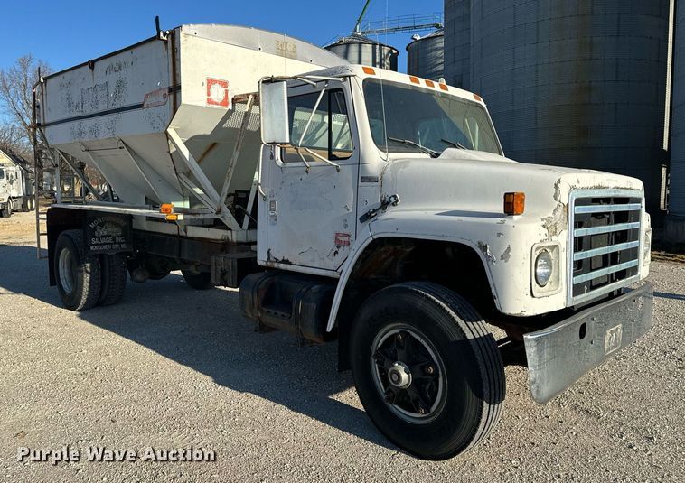 image for item EH6510 1986 International 1954 feed delivery truck