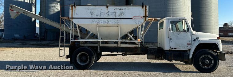 image for item EH6510 1986 International 1954 feed delivery truck