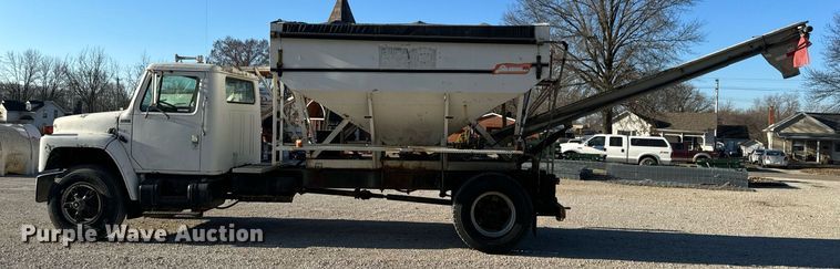 image for item EH6510 1986 International 1954 feed delivery truck