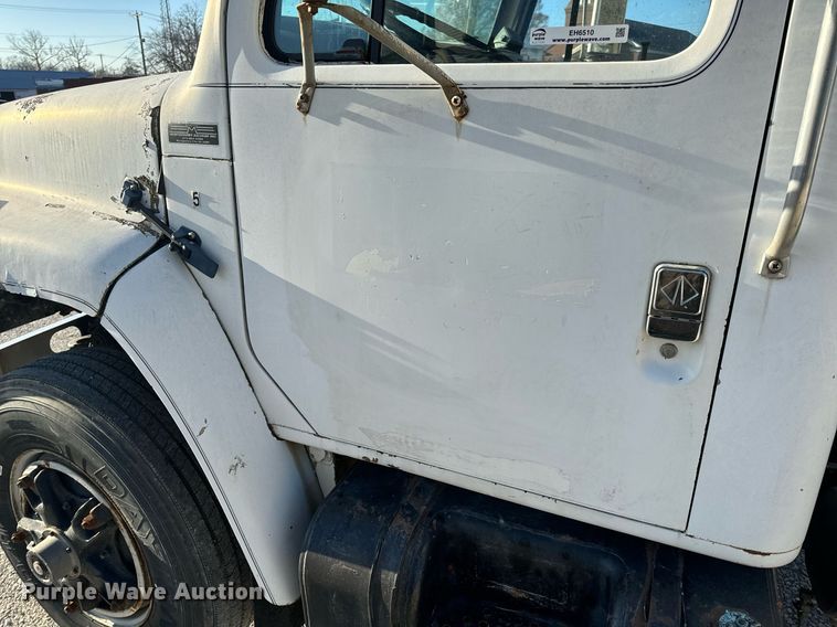 image for item EH6510 1986 International 1954 feed delivery truck