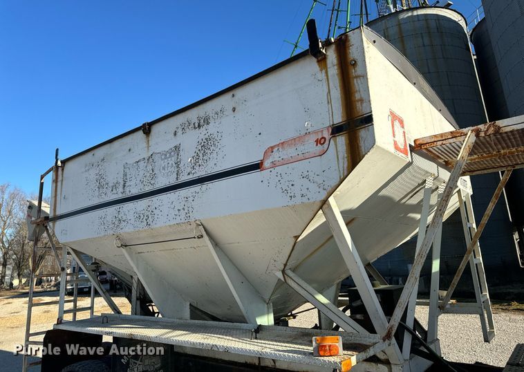 image for item EH6510 1986 International 1954 feed delivery truck