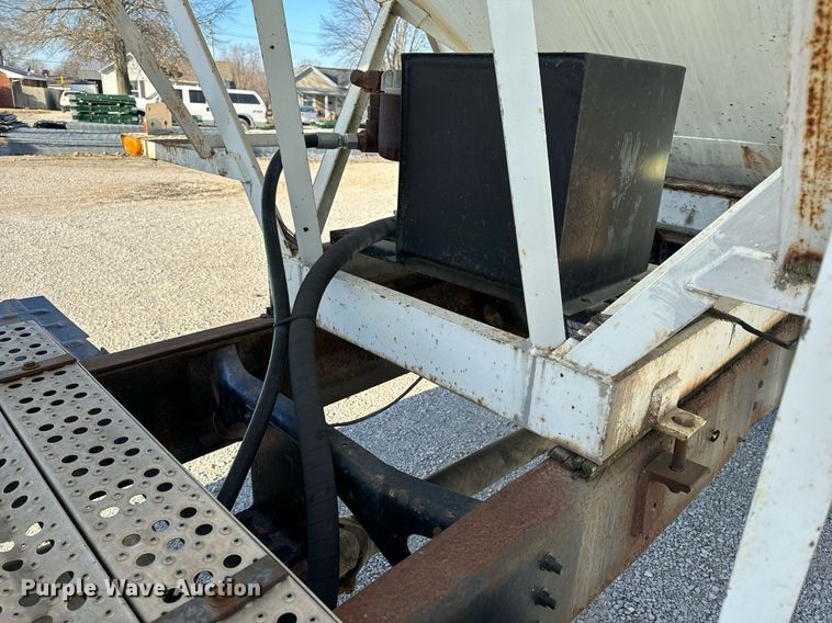 image for item EH6510 1986 International 1954 feed delivery truck