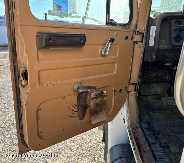 image for item EH6510 1986 International 1954 feed delivery truck