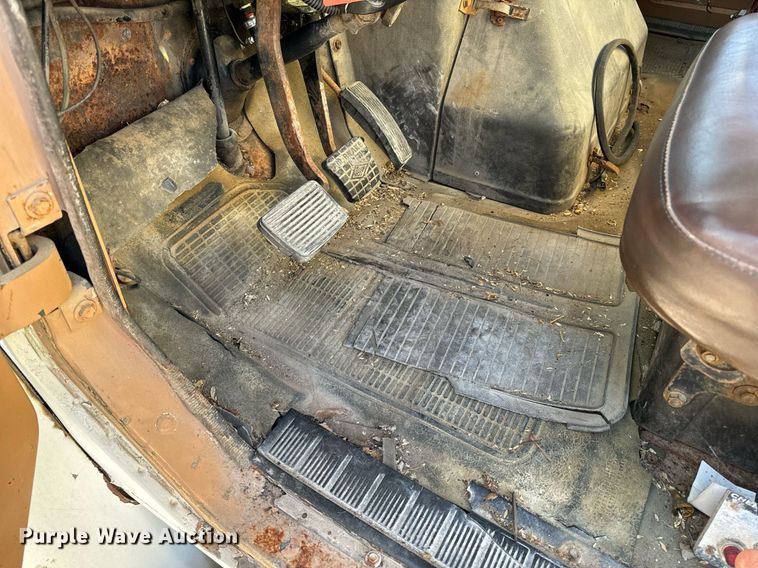 image for item EH6510 1986 International 1954 feed delivery truck