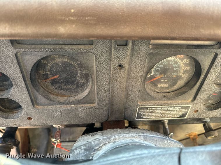 image for item EH6510 1986 International 1954 feed delivery truck