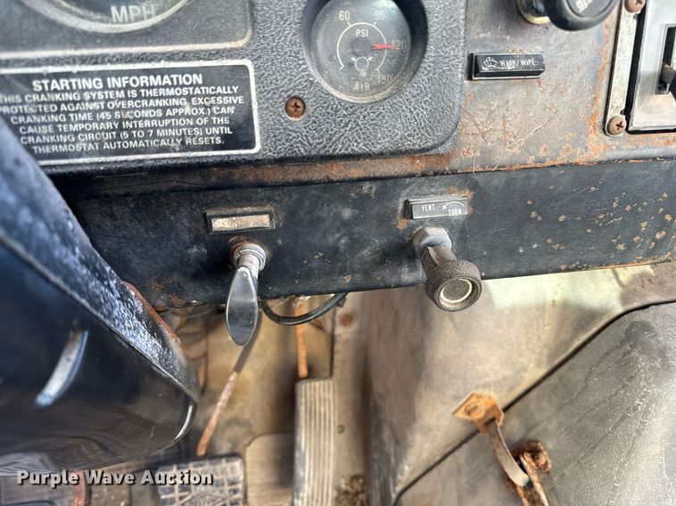 image for item EH6510 1986 International 1954 feed delivery truck