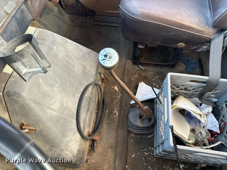 image for item EH6510 1986 International 1954 feed delivery truck