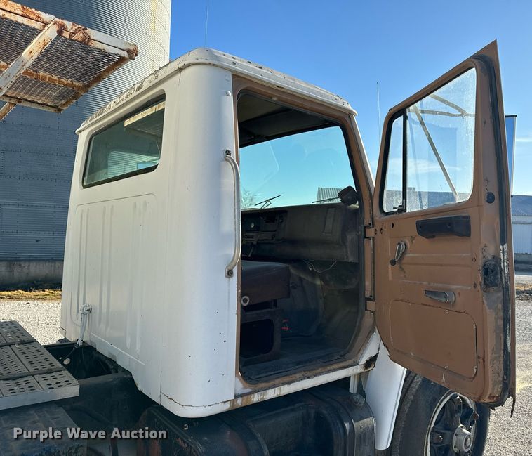 image for item EH6510 1986 International 1954 feed delivery truck