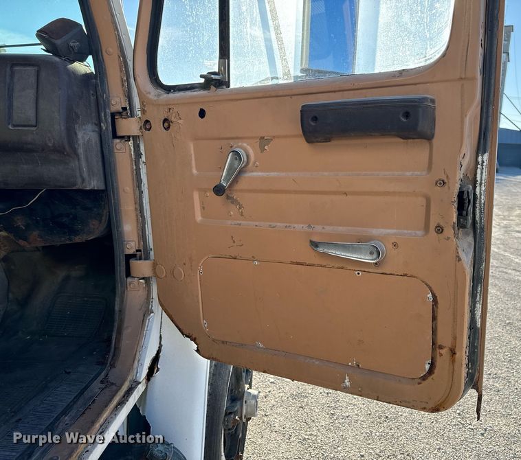 image for item EH6510 1986 International 1954 feed delivery truck