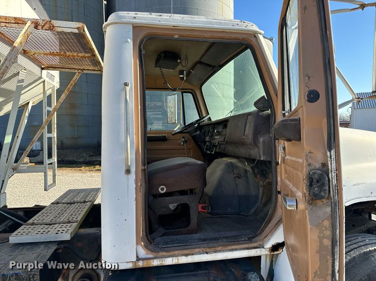 image for item EH6510 1986 International 1954 feed delivery truck