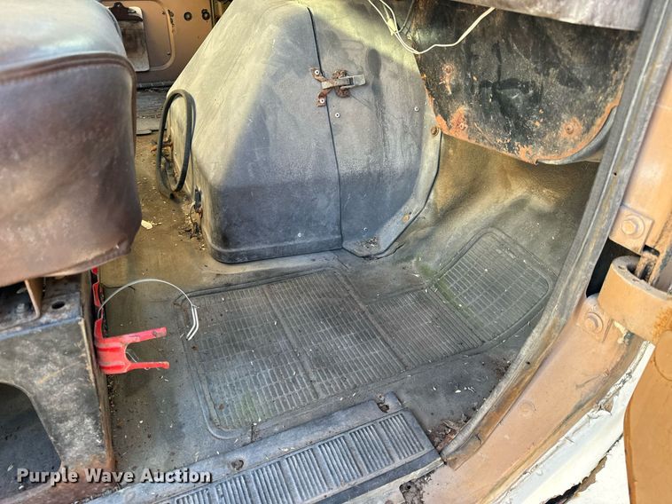 image for item EH6510 1986 International 1954 feed delivery truck