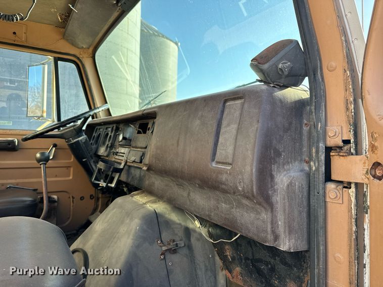 image for item EH6510 1986 International 1954 feed delivery truck