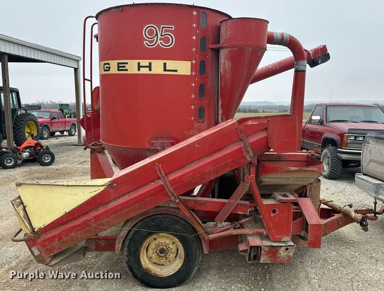 image for item EH6568 Gehl 95XD feed mixer