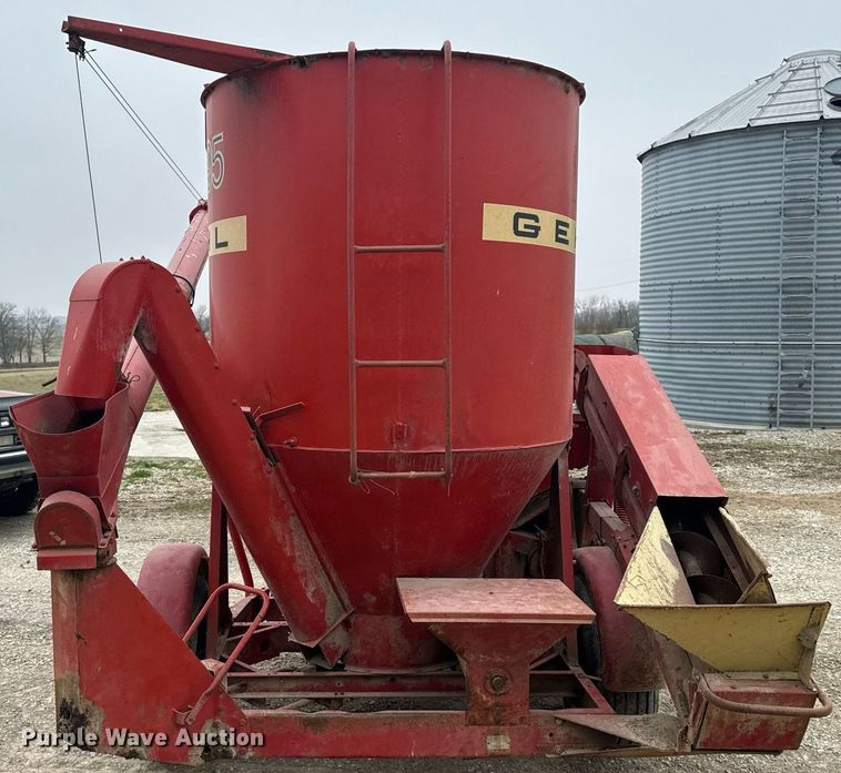 image for item EH6568 Gehl 95XD feed mixer