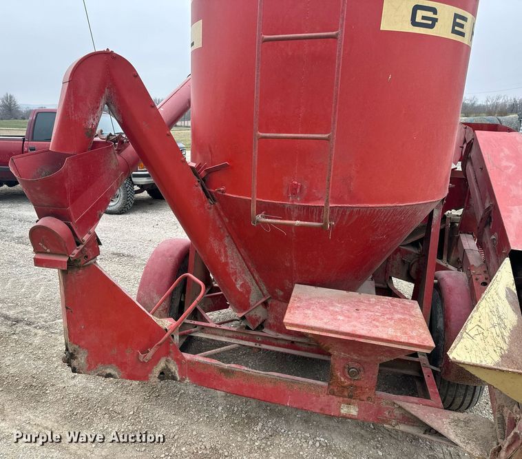 image for item EH6568 Gehl 95XD feed mixer