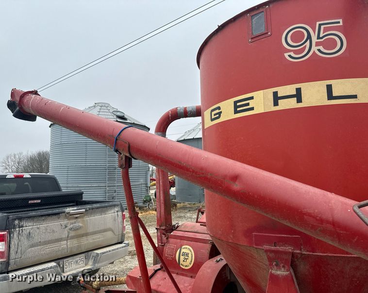 image for item EH6568 Gehl 95XD feed mixer