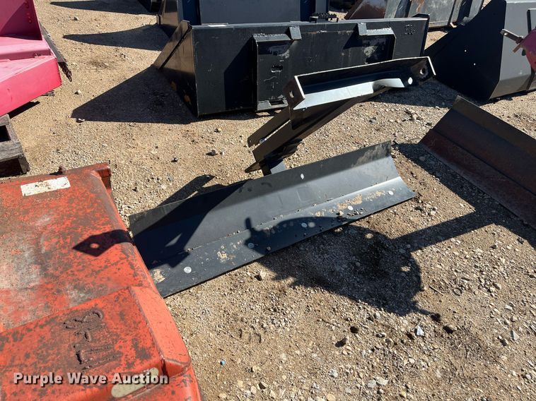 image for item EI0648 Mahindra  5' W blade