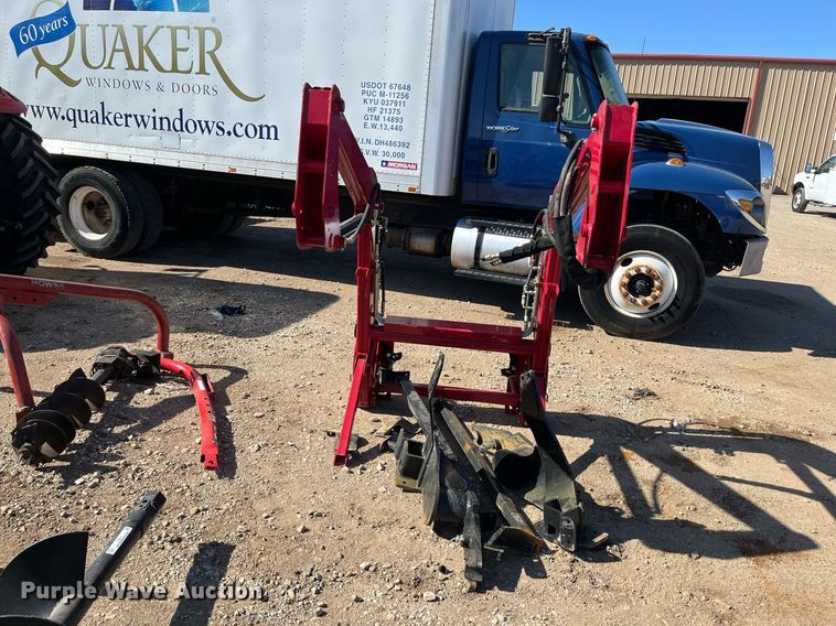 image for item EI0651 Mahindra  2665CL loader