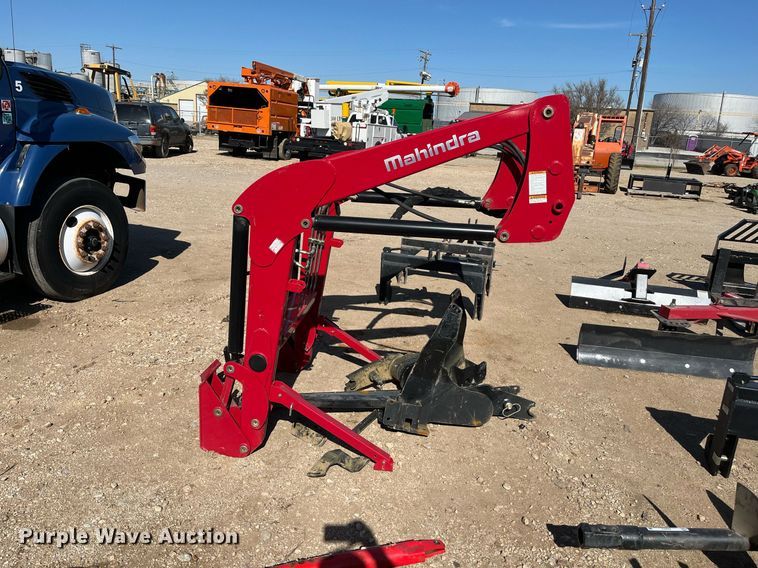 image for item EI0651 Mahindra  2665CL loader