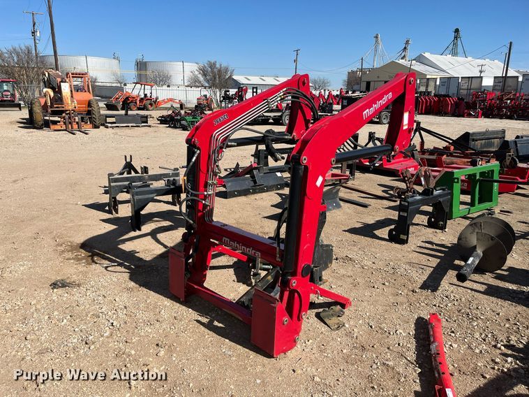 image for item EI0651 Mahindra  2665CL loader