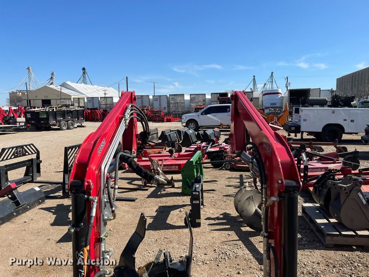 image for item EI0651 Mahindra  2665CL loader