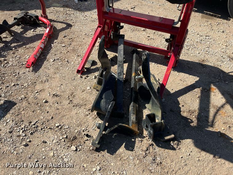 image for item EI0651 Mahindra  2665CL loader