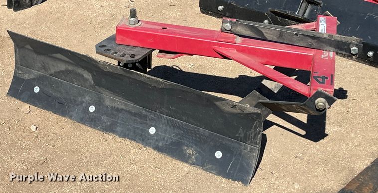 image for item EI0656 Mahindra  4' W blade