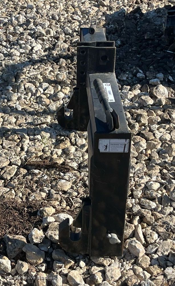 image for item EI0667 Mahindra  three point quick attach