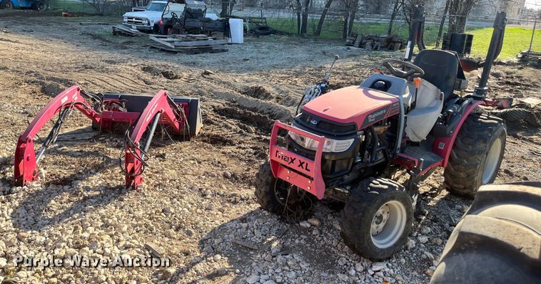 image for item EI0671 2016 Mahindra  Max 26XL MFWD tractor