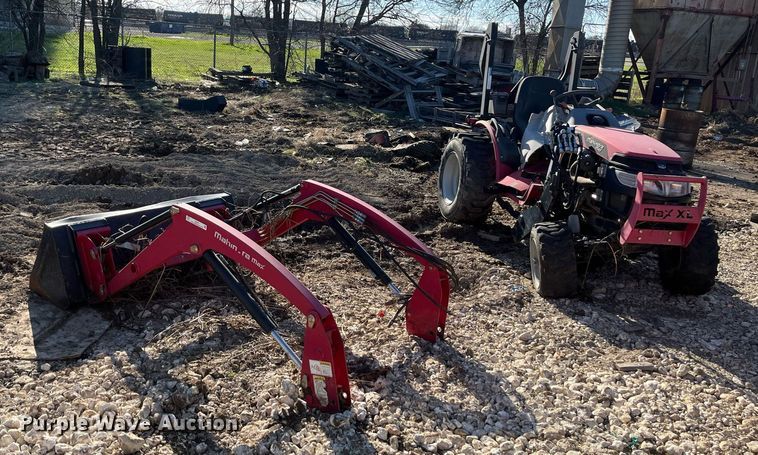 image for item EI0671 2016 Mahindra  Max 26XL MFWD tractor