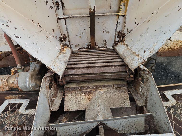 image for item EI3535 1995 International  4900 applicator truck