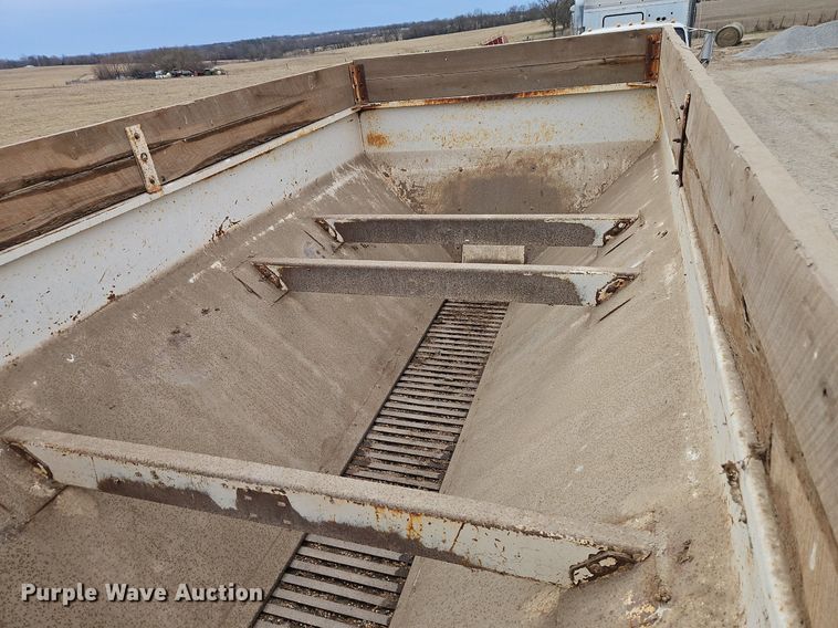 image for item EI3535 1995 International  4900 applicator truck