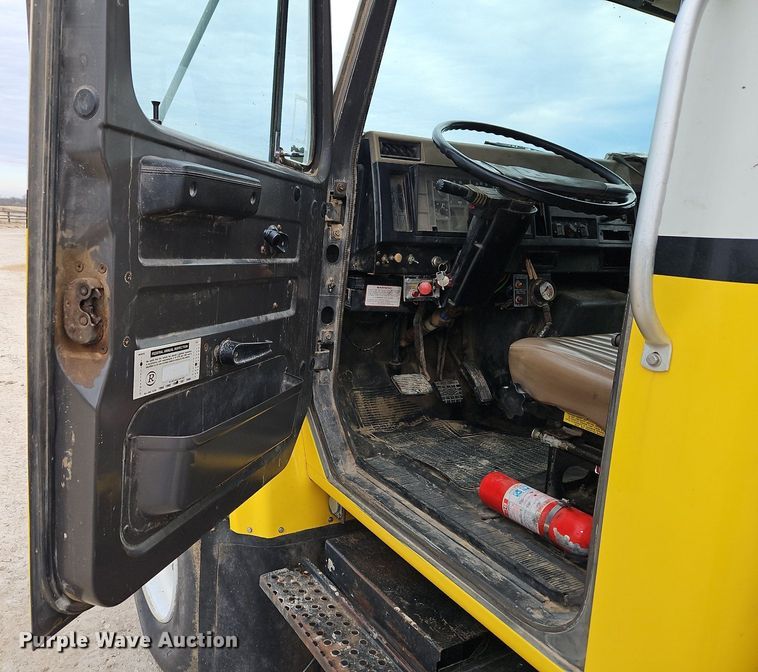 image for item EI3535 1995 International  4900 applicator truck