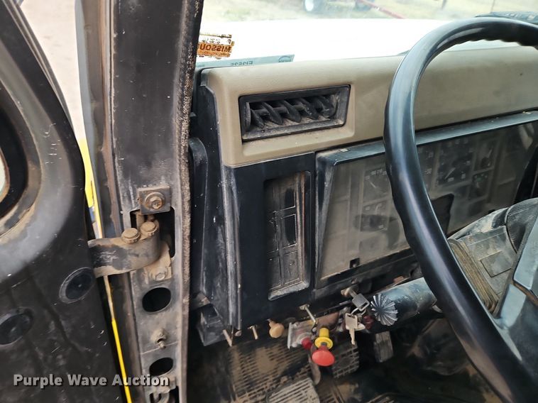 image for item EI3535 1995 International  4900 applicator truck