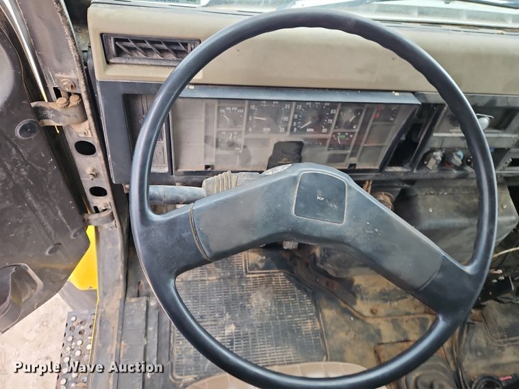 image for item EI3535 1995 International  4900 applicator truck