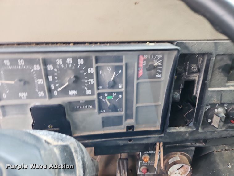 image for item EI3535 1995 International  4900 applicator truck