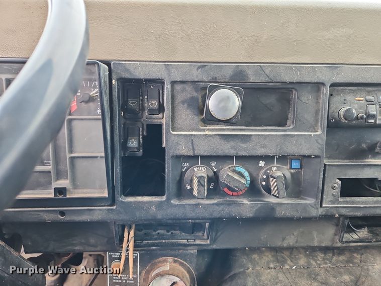 image for item EI3535 1995 International  4900 applicator truck