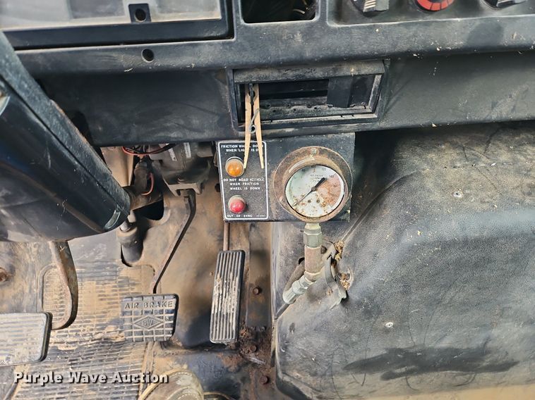 image for item EI3535 1995 International  4900 applicator truck