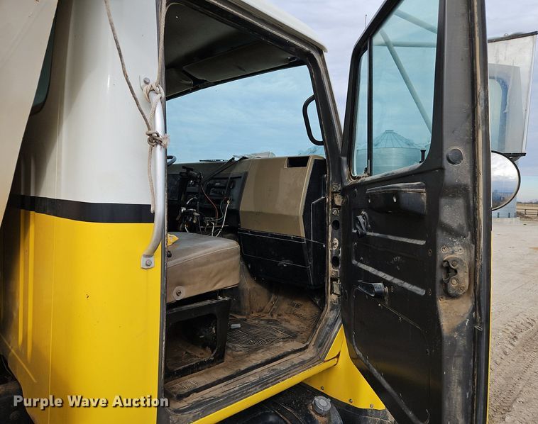 image for item EI3535 1995 International  4900 applicator truck