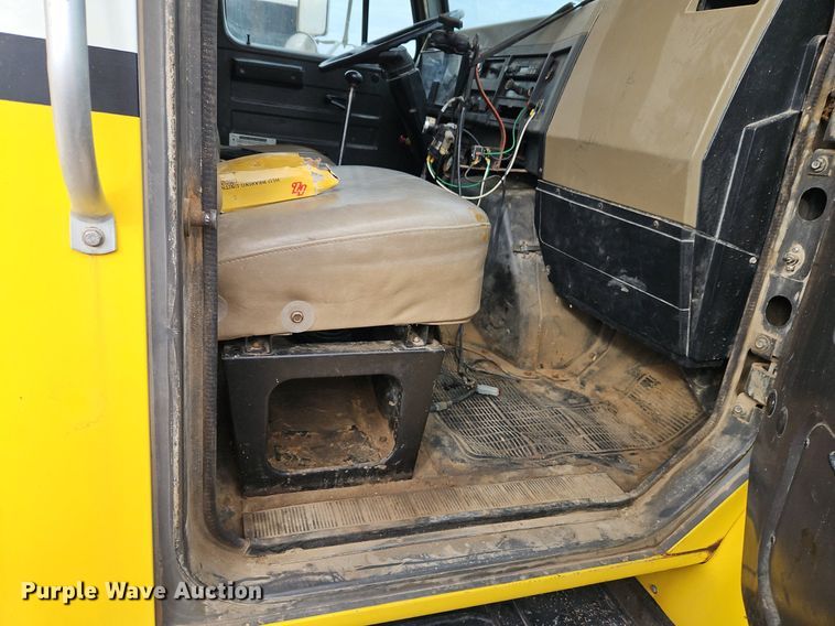 image for item EI3535 1995 International  4900 applicator truck