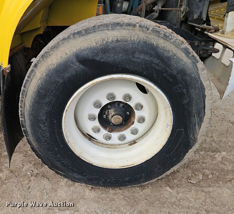 image for item EI3535 1995 International  4900 applicator truck