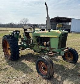 image for item EJ0249 John Deere 2010 tractor