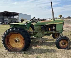 image for item EJ0249 John Deere 2010 tractor