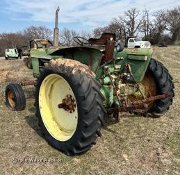 image for item EJ0249 John Deere 2010 tractor