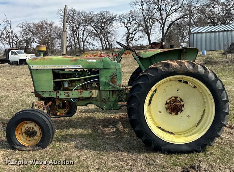 image for item EJ0249 John Deere 2010 tractor
