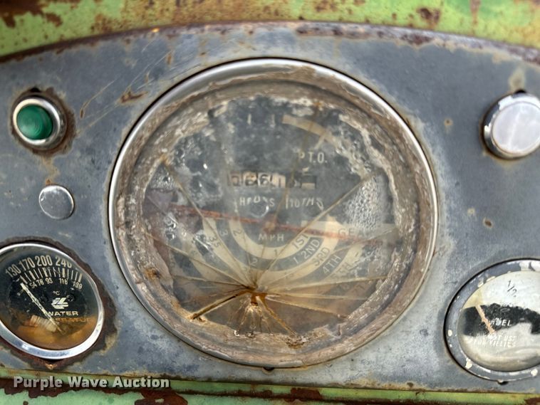 image for item EJ0249 John Deere 2010 tractor