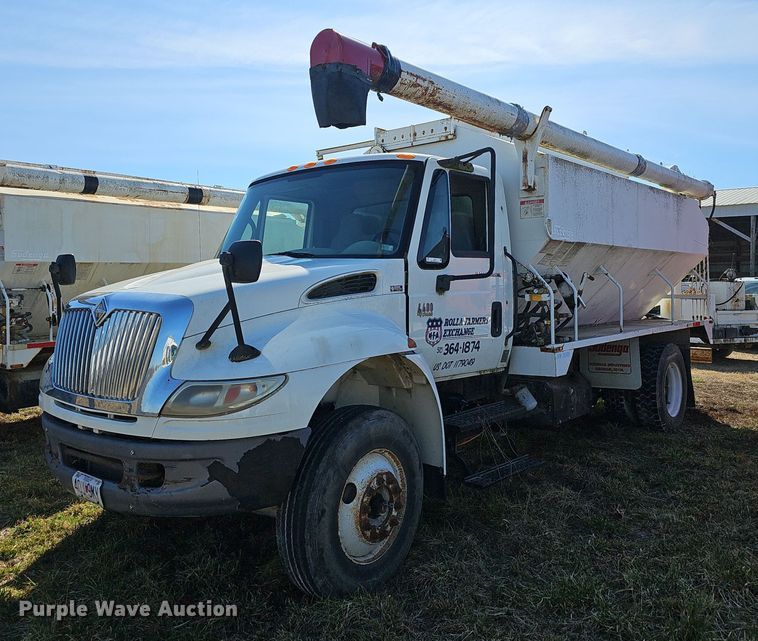 image for item EJ5912 2007 International 4400 feed delivery truck